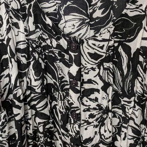 Roaman's Gauzy 100% Rayon Black & White Floral Print Button Down Tunic Size 32W - Picture 5 of 7